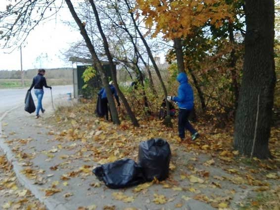 Молодь Ковеля закликає прибрати околиці від сміття. ФОТО
