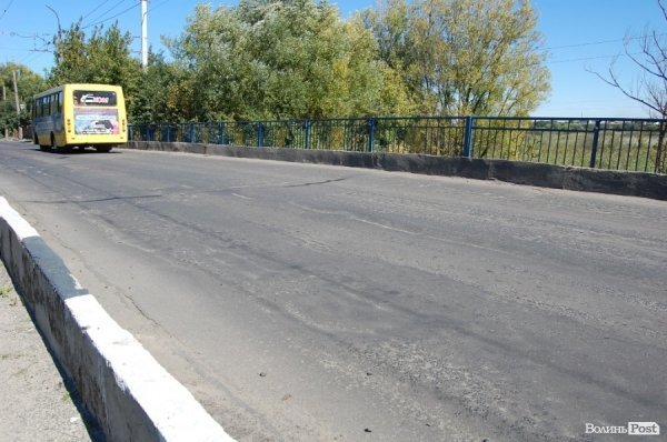 Луцькі «мости на мільйон» сипляться. ФОТО