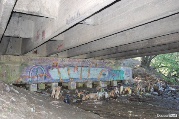 Луцькі «мости на мільйон» сипляться. ФОТО