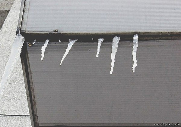 Лучанам загрожують бурульки. ФОТО