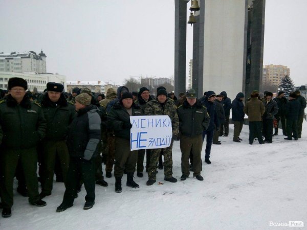«Ми не порушники»: волинські лісівники влаштували акцію під Волиньрадою