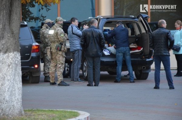 У центрі Луцька сбушники обшукали «Лексус». ФОТО