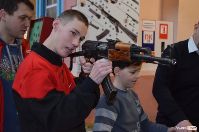 Заступник голови Волинської ОДА показав дива науки і техніки особливим діткам. ФОТО