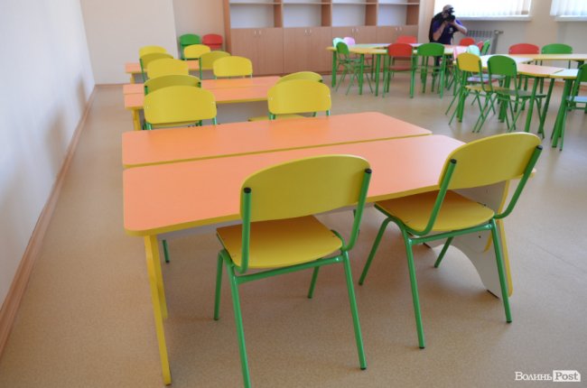 Кольорові стіни, ігрова кімната і басейн: луцька школа №27 зсередини. ФОТО