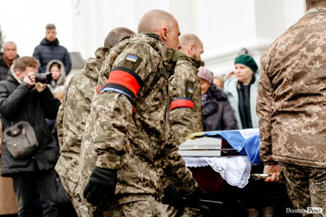 «Їх ми з честю поховаємо, а завтра підемо в бій»: Луцьк попрощався з воїнами Павлом Хомиком та Віктором Коханюком