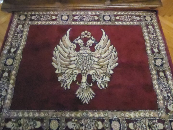 Двоголовий орел та георгіївські стрічки: в Успенському соборі у Володимирі знайшли російські символи