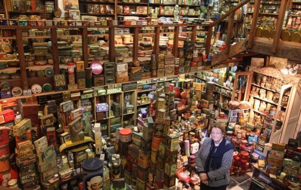 Мешканка Бельгії Іветт Дарденн демонструє колекцію старовинних літографованих жерстяних коробок в своєму будинку в Гран-Аллі (Grand-Hallet), східна Бельгія, 5 серпня 2013 року. Фото: REUTERS / Yves Herman