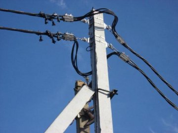 У Луцьку не прибирають кабель, який провис над дорогою