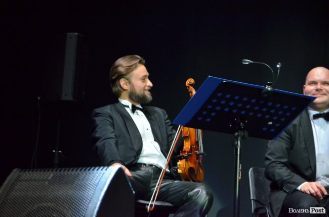 Новорічні хіти та казкова енергетика: як лучан розважали LeoBand Orchestra. ФОТОРЕПОРТАЖ