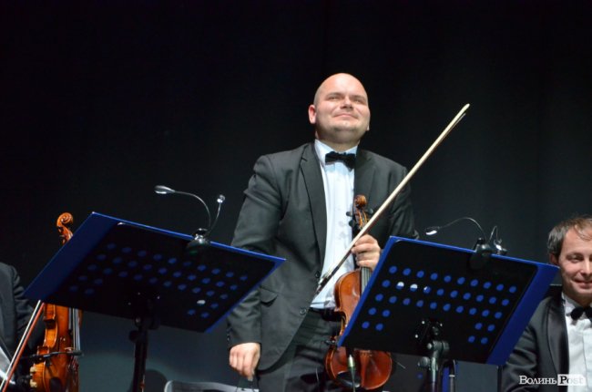 Новорічні хіти та казкова енергетика: як лучан розважали LeoBand Orchestra. ФОТОРЕПОРТАЖ
