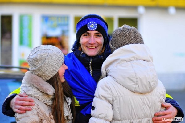 Любов на луцькому Євромайдані. ФОТО