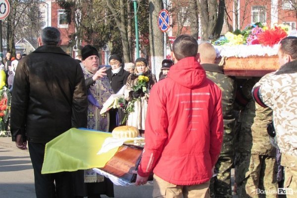 У Володимирі-Волинському попрощалися із загиблим бійцем. ФОТО