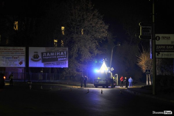 Аварія у Луцьку: машина розтрощила стовп, вулиця – без світла. ФОТО. ВІДЕО