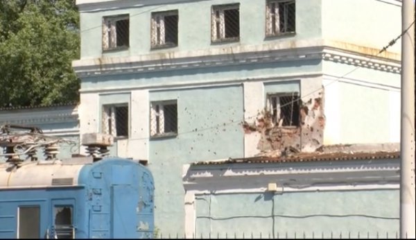 Наслідки обстрілу залізничного вокзалу в Донецьку. ФОТО. ВІДЕО