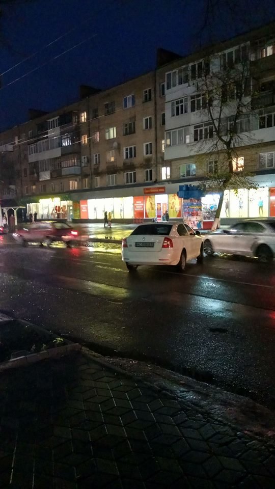 Курйоз у Луцьку: автомобіль викотився на проспект Волі