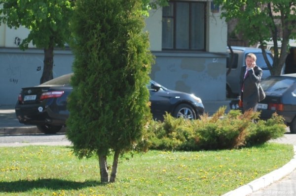 У Луцьку під елітним рестораном згоріла машина. ФОТО. ВІДЕО