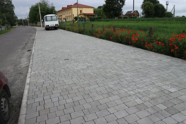 «Швидка» сюди тепер може доїхати»: у селі поблизу Луцька капітально відремонтували дорогу. ФОТО