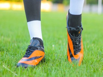 З яких матеріалів виготовляють футбольні бутси?*