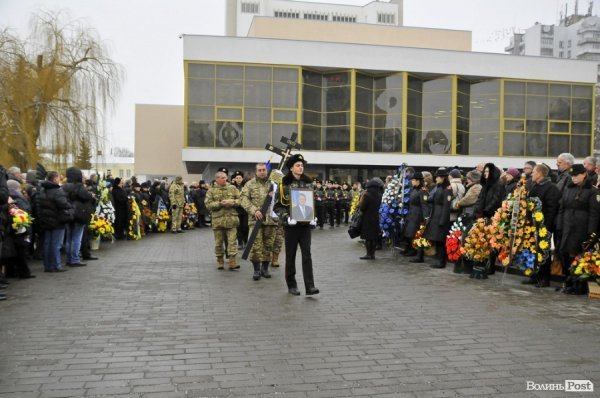 Фото прощання з міським головою Луцька Миколою Романюком