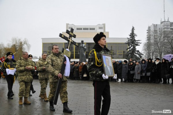 Фото прощання з міським головою Луцька Миколою Романюком