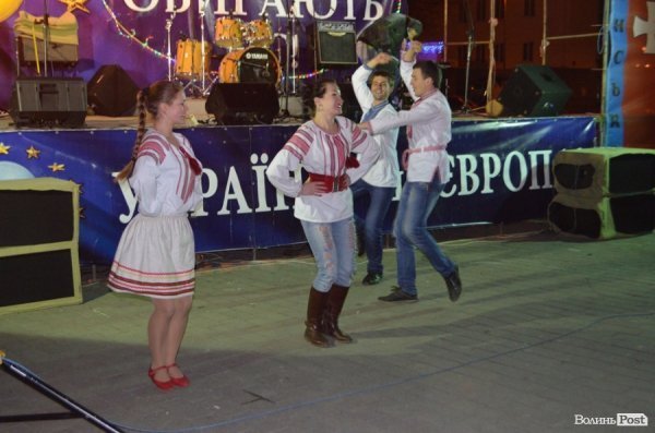 Щедрування на Євромайдані в Луцьку: фаєр-шоу, політичний вертеп і танці. ФОТО