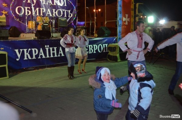 Щедрування на Євромайдані в Луцьку: фаєр-шоу, політичний вертеп і танці. ФОТО