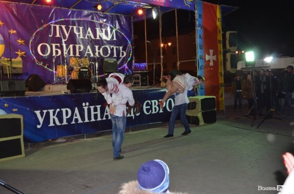 Щедрування на Євромайдані в Луцьку: фаєр-шоу, політичний вертеп і танці. ФОТО