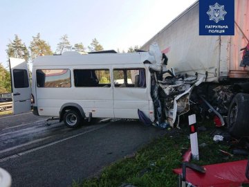 Неподалік Борисполя – моторошна автотроща: 6 людей загинули, багато травмованих. ФОТО