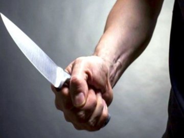 На Волині п'яний чоловік ножем поранив поліцейського