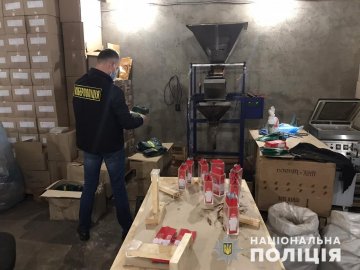 На Львівщині викрили підпільні цехи, у яких підробляли відомі українські продуктові бренди. ФОТО. ВІДЕО