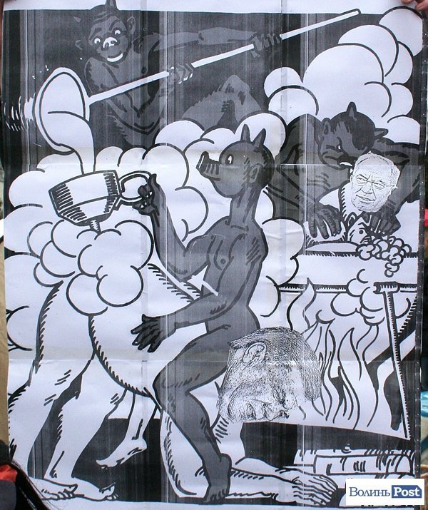 У Луцьку потоптали і обплювали прапор Партії регіонів. ФОТО