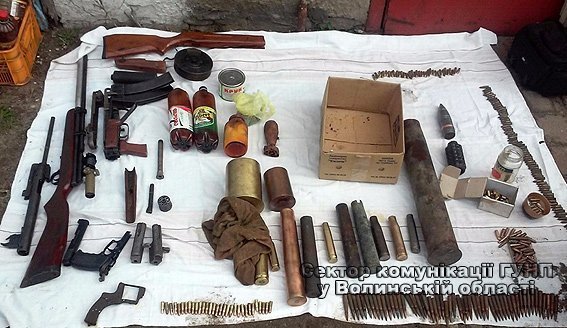 Ковельчанин у гаражі зберігав цілий арсенал зброї і вибухівку. ФОТО. ОНОВЛЕНО