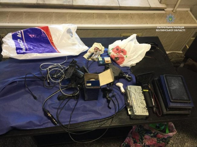 Спіймали на гарячому: у Луцьку затримали чоловіка, який обкрадав автівки. ФОТО