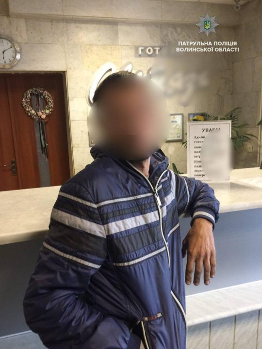 Спіймали на гарячому: у Луцьку затримали чоловіка, який обкрадав автівки. ФОТО