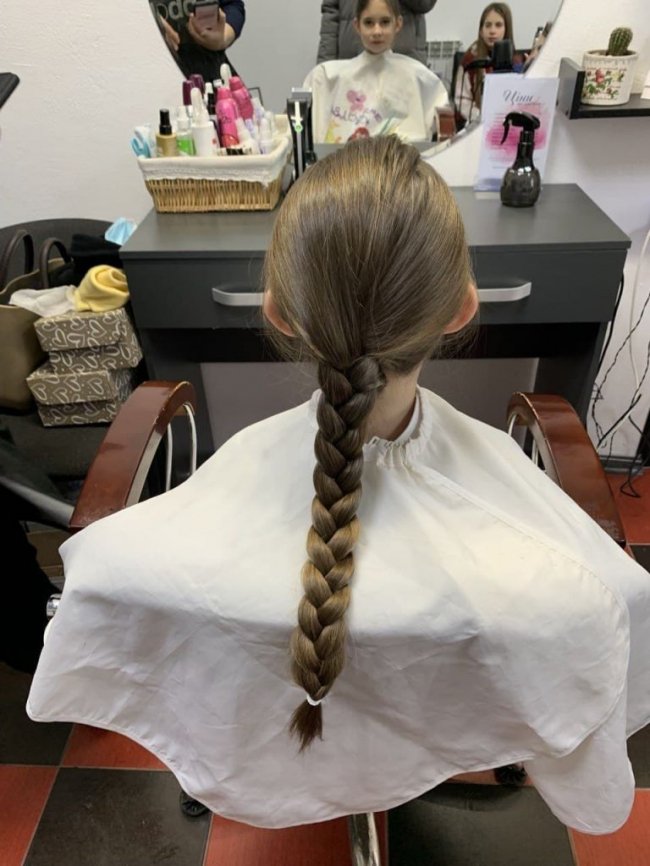 Маленька волинянка відрізала волосся на перуки онкохворим дітям. ФОТО