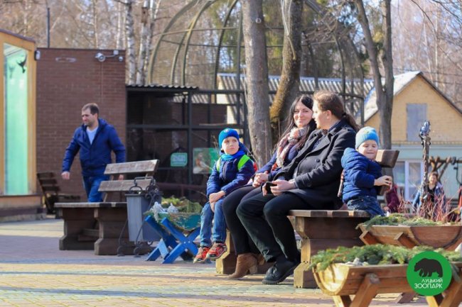 Квіти, усмішки і діти: як минуло 8 березня у Луцькому зоопарку. ФОТО