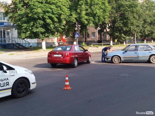 Не розминулися: у Луцьку стукнулися легковики