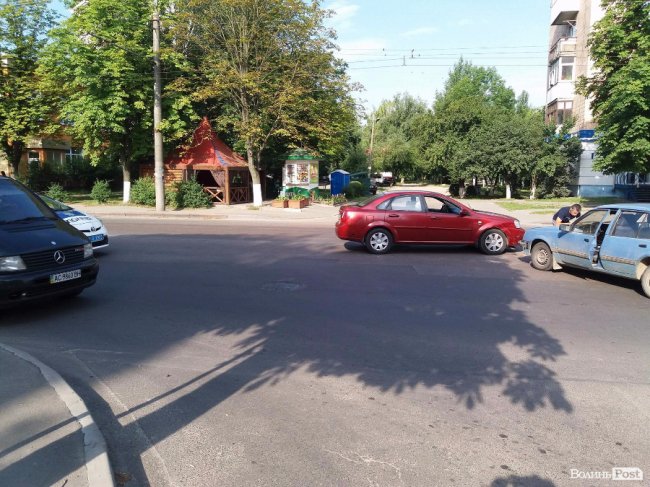 Не розминулися: у Луцьку стукнулися легковики