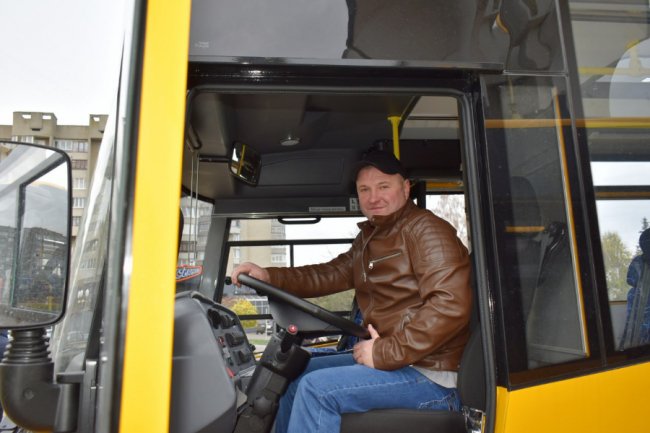 Громадам Волині передали 14 шкільних автобусів