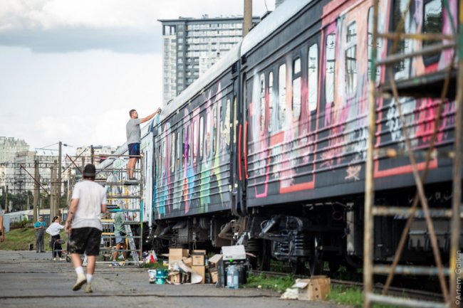 Лучанин намалював графіті на вагоні поїзда, який курсує Україною. ФОТО.ВІДЕО
