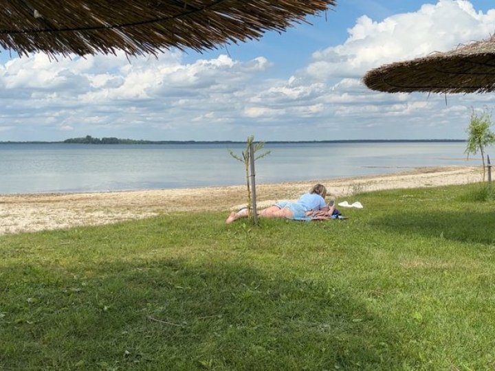 Вже є перші відпочивальники: на Світязі тривають останні приготування до старту туристичного сезону