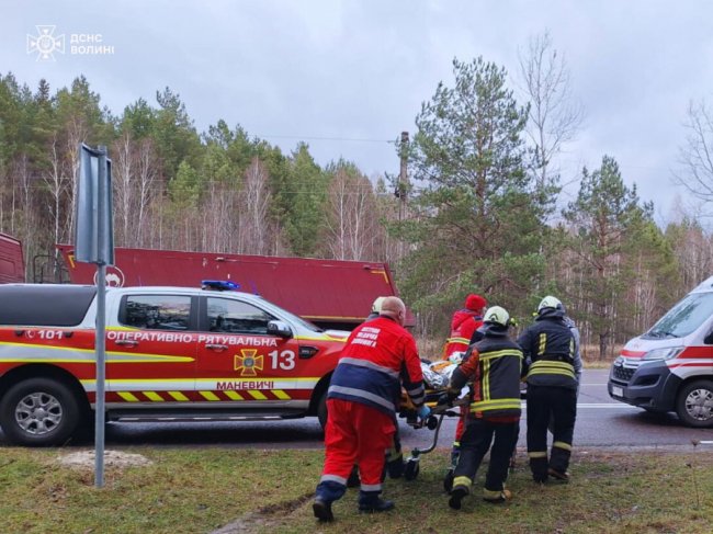 На Волині авто злетіло з траси і перекинулося, є постраждалі. ФОТО