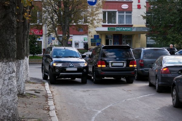 На луцькій дорозі – небезпека через відкритий люк. ФОТО