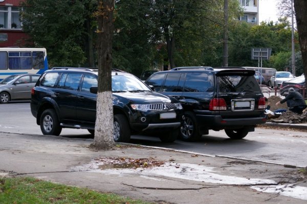 На луцькій дорозі – небезпека через відкритий люк. ФОТО