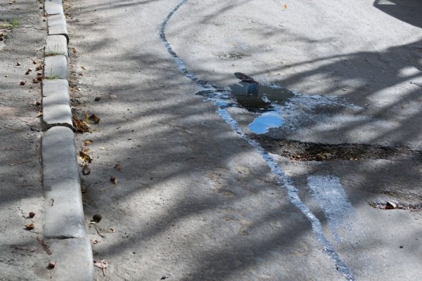 На луцькій дорозі – небезпека через відкритий люк. ФОТО