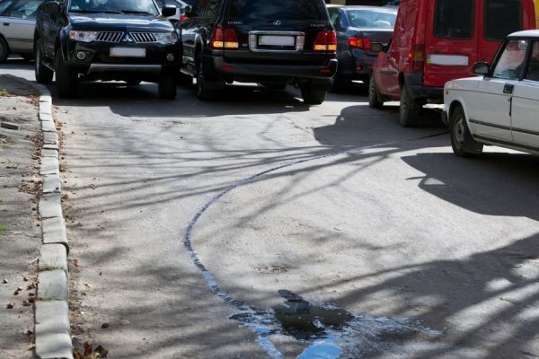 На луцькій дорозі – небезпека через відкритий люк. ФОТО