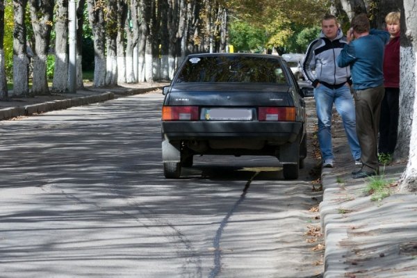 На луцькій дорозі – небезпека через відкритий люк. ФОТО