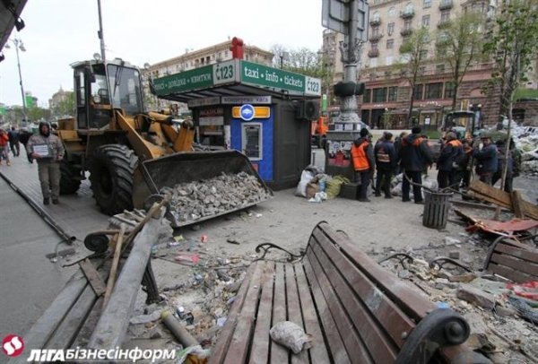 Розбирають «другу лінію» барикад Майдану. ФОТО