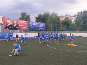 Тренери «Динамо» проводять заняття для юних луцьких футболістів. ФОТО