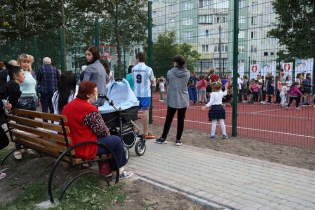 У Луцьку відкрили ще один сучасний спортмайданчик. ФОТО 